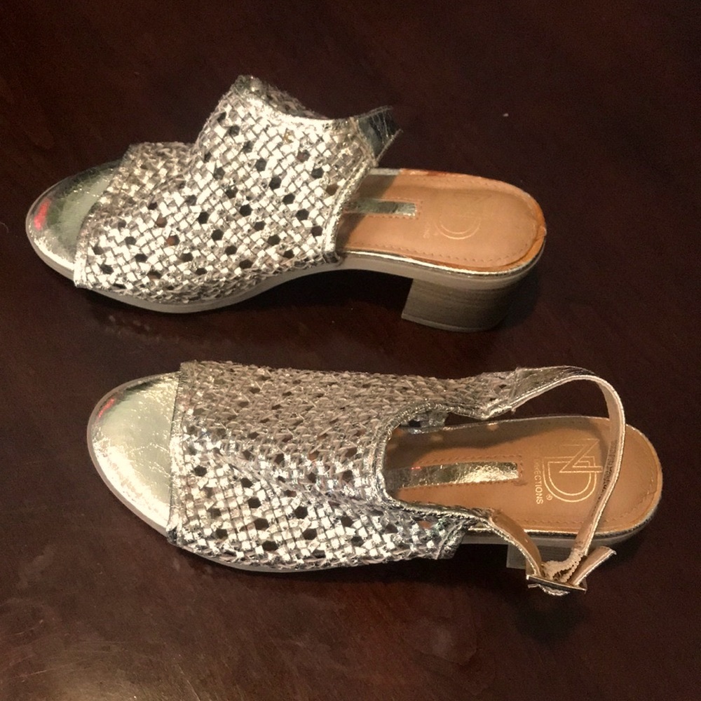New Directions Lakisha gold chunky heel sandal NWT